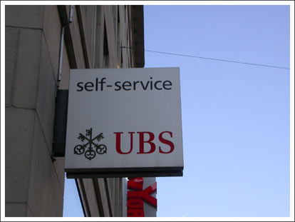firmenschild einer bank mit aufschrift self service