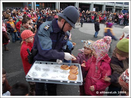 basler polizist verteilt schnecken an kinder